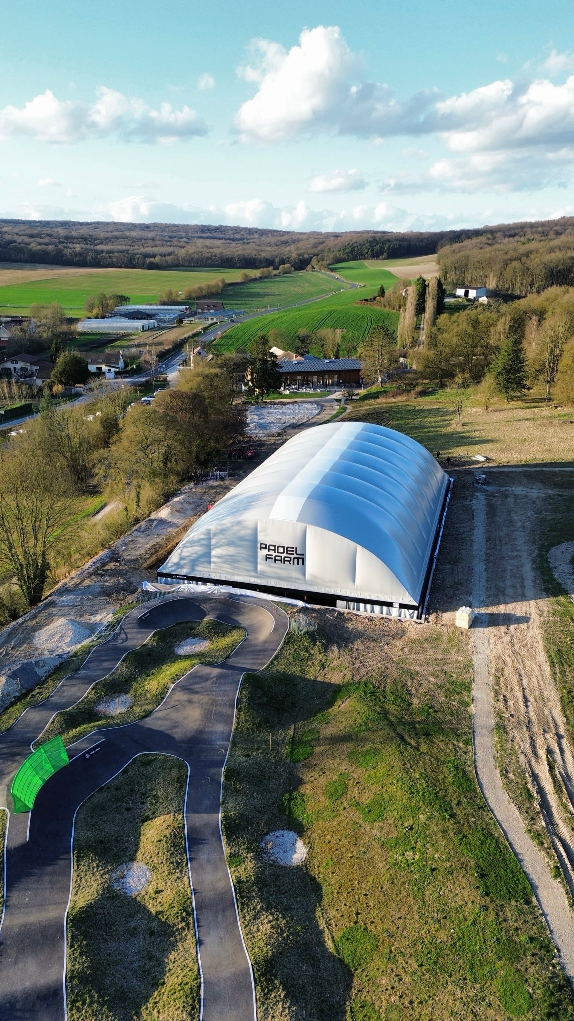 Vue aérienne du club entouré de vignes champenoises
