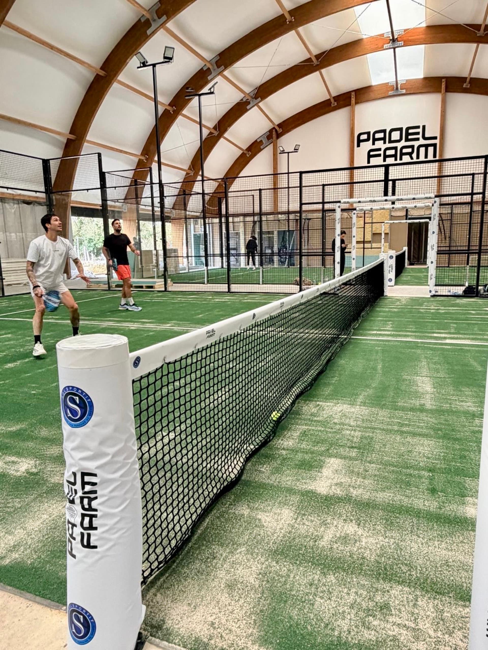 Deux joueurs au filet lors d’un match de padel