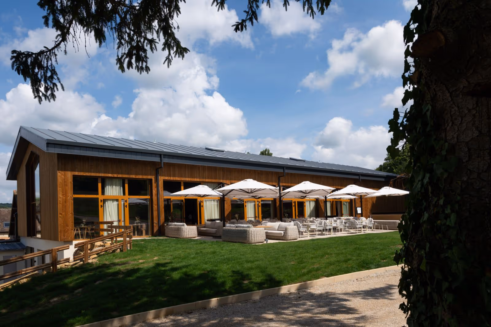 Terrasse du restaurant avec vue sur les vignes